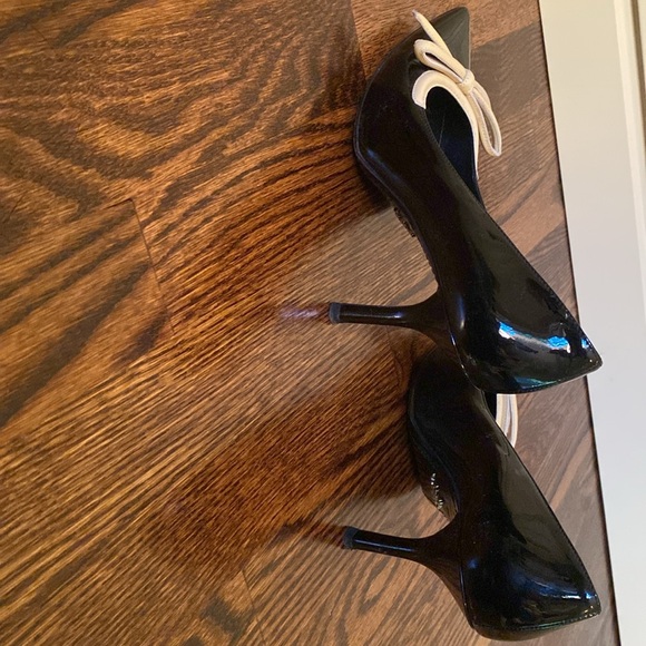 Prada patent leather pumps with demure bow detail - Picture 6 of 6